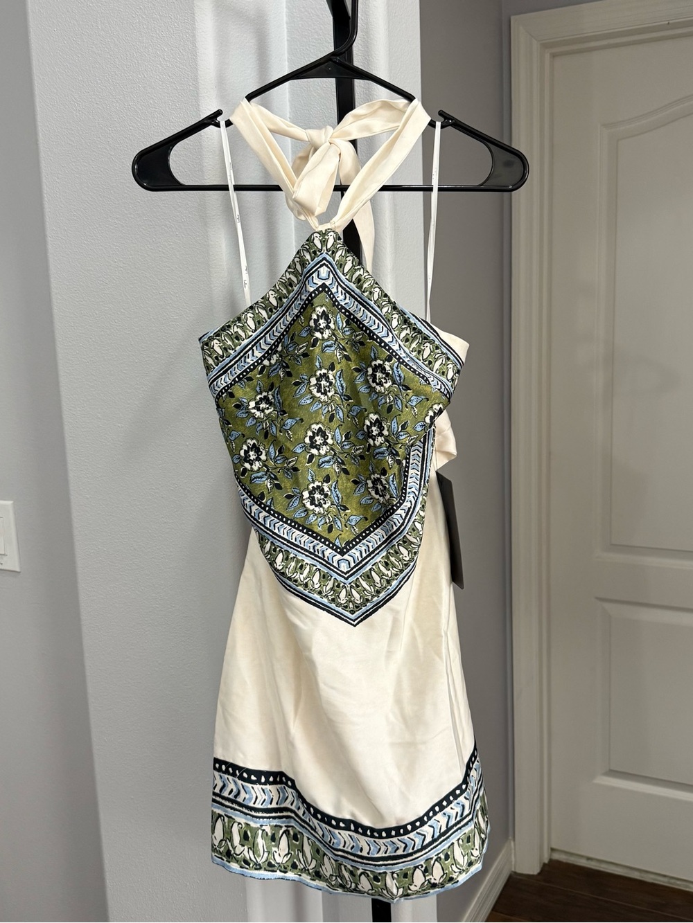 NWT! Lulus Ayson Ivory And Green Scarf Print Halter Mini Dress Size Medium Vacay - Picture 2 of 8